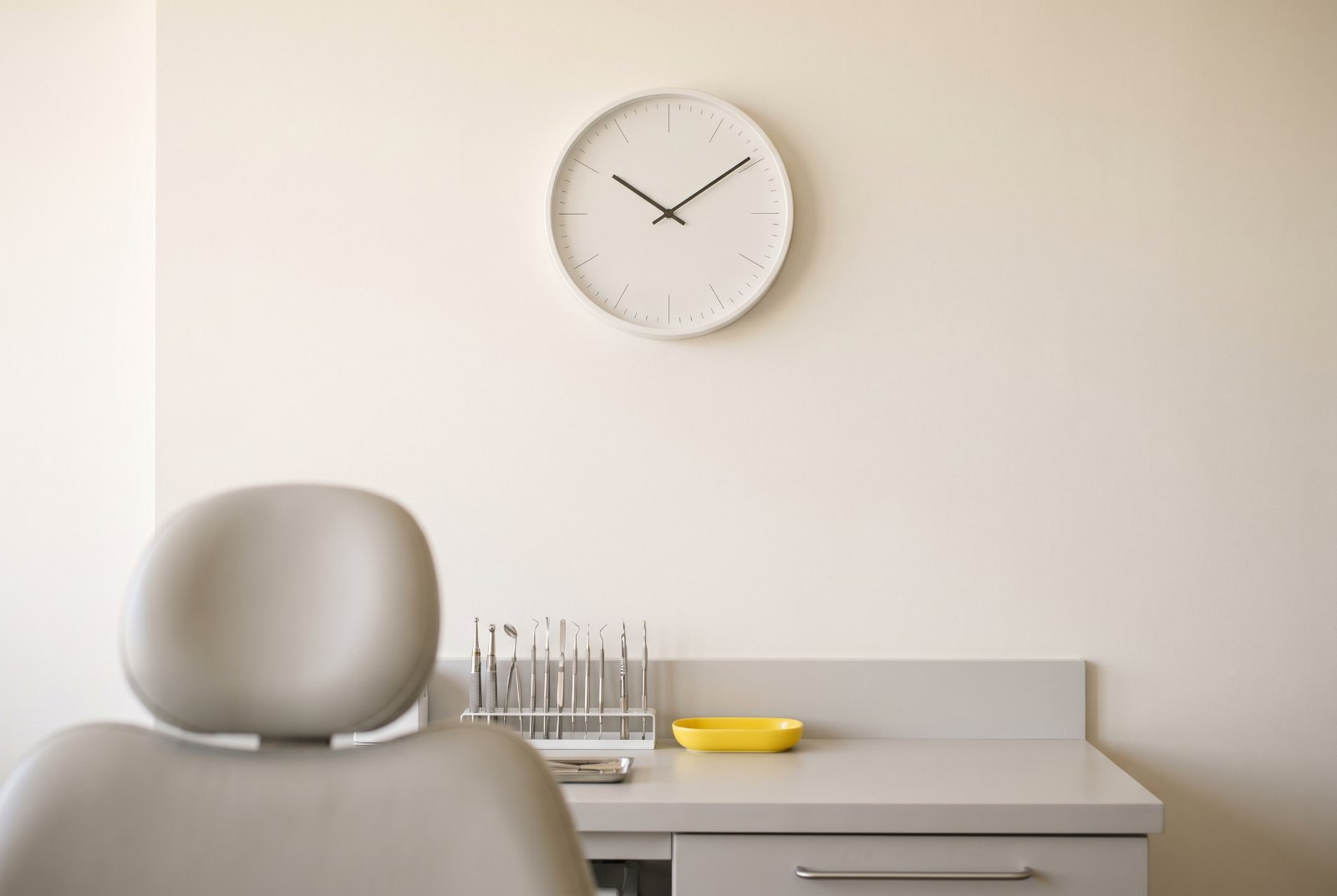 Horloge murale au-dessus du plan de travail d’une salle de soins dentaire